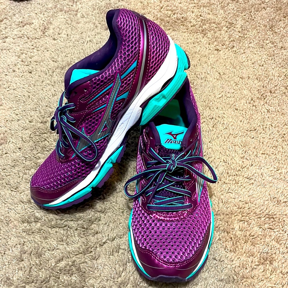 Women’s mizuno running shoes size 8. Only worn once!